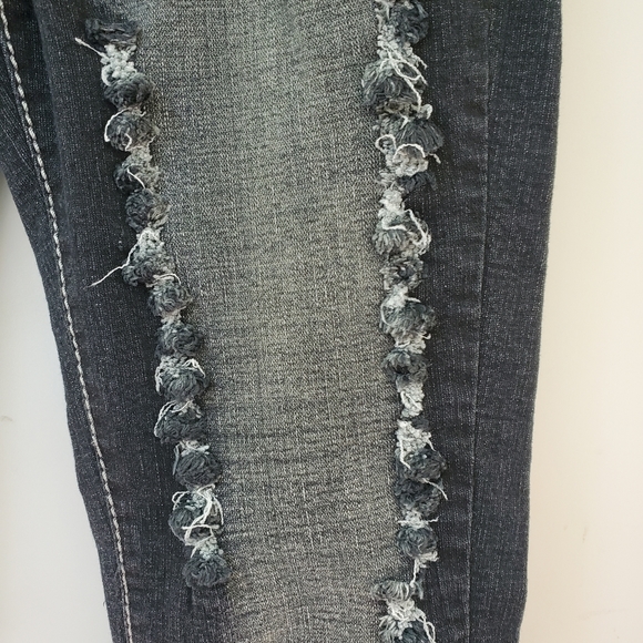 Black distressed Y& F jeans - Picture 2 of 9